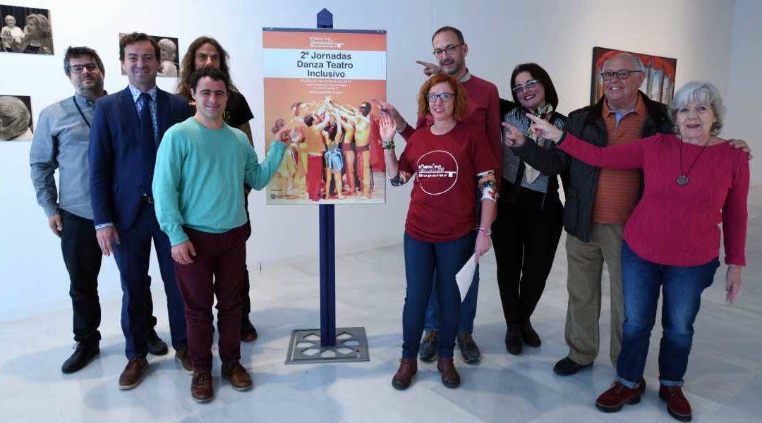 Foto de familia de organizadores y participantes en las II Jornadas de Danza y Teatro Inclusivos