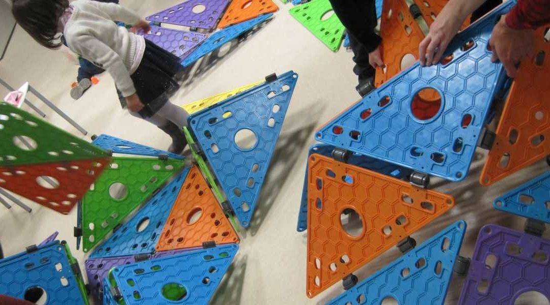 Familias y niños participando en un actividad infantil sobre arquitectura