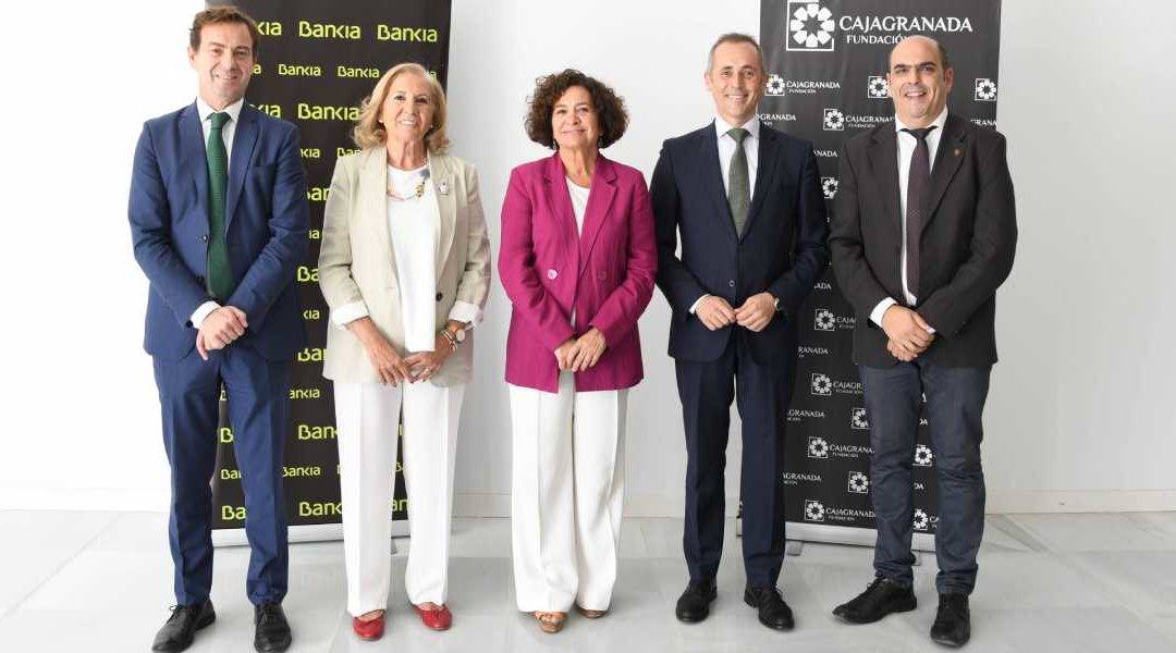 En la foto (de izda. a dcha.): el director gerente de CajaGranada Fundación, Fernando Bueno; la presidenta de CajaGranada Fundación, María Elena Martín-Vivaldi; la rectora de la UGR, Pilar Aranda Ramírez; el coordinador de Comunicación y Relaciones Externas de Bankia en Andalucía, José Antonio González, y el subdirector de Emprendimiento de la UGR, Javier Melero.