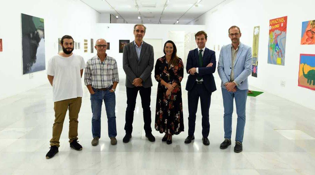 Foto de familia en la exposición 'Promoción diecisiete'