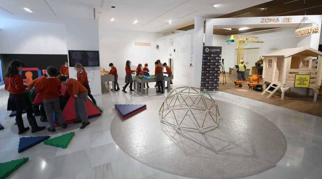 Vista del espacio 'En construcción' con niños