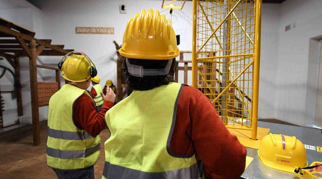 Niños en el espacio "En construcción"