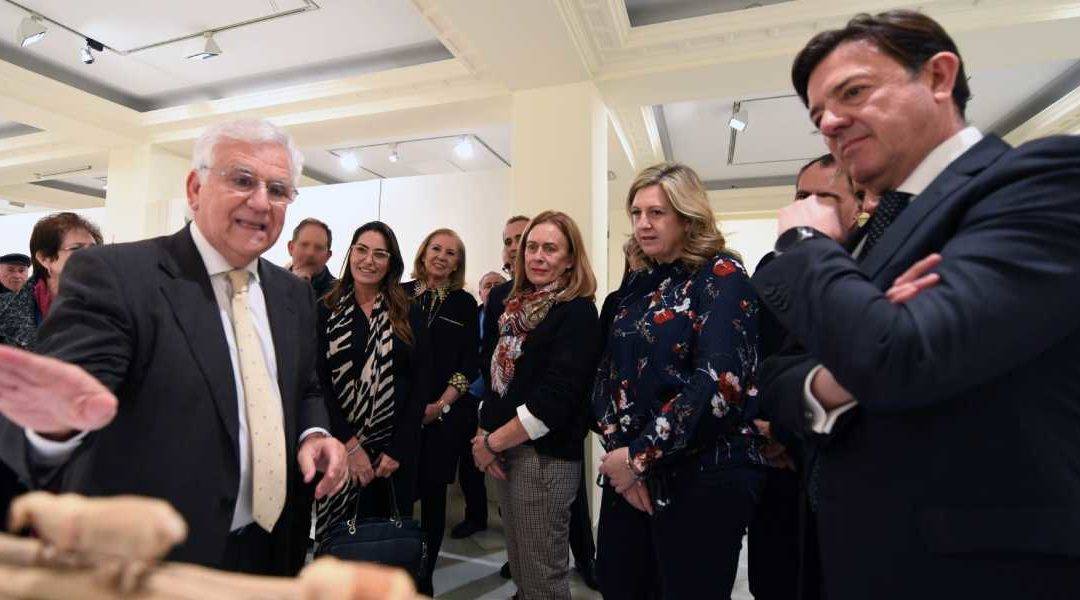 Visita de autoridades a la exposición 'Belenes del mundo'