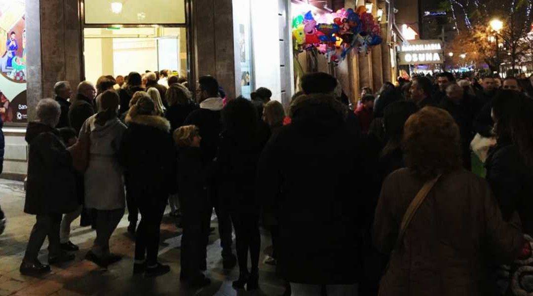 Colas de gente a la entrada de la exposición 'Belenes del mundo'