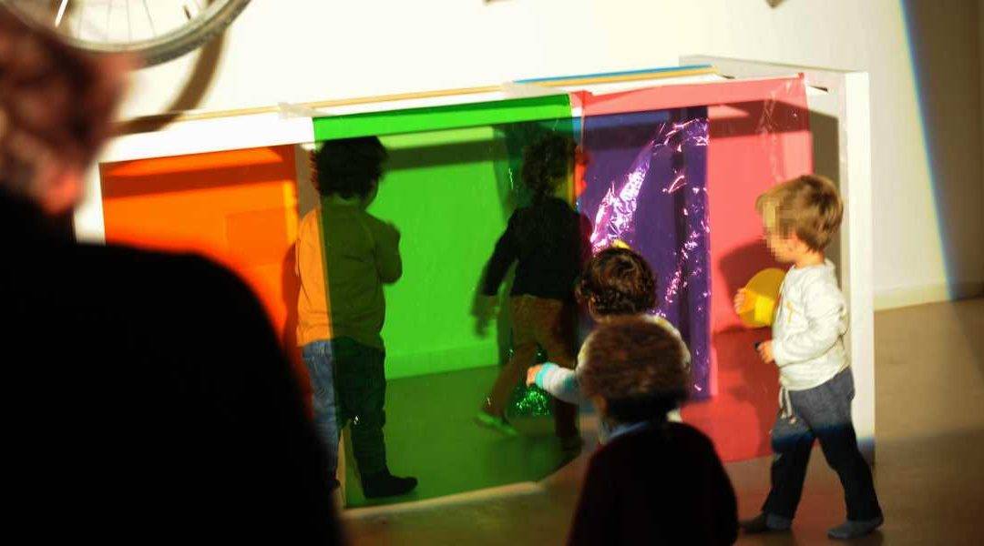 Niños participando en una actividad del Museo CajaGranada