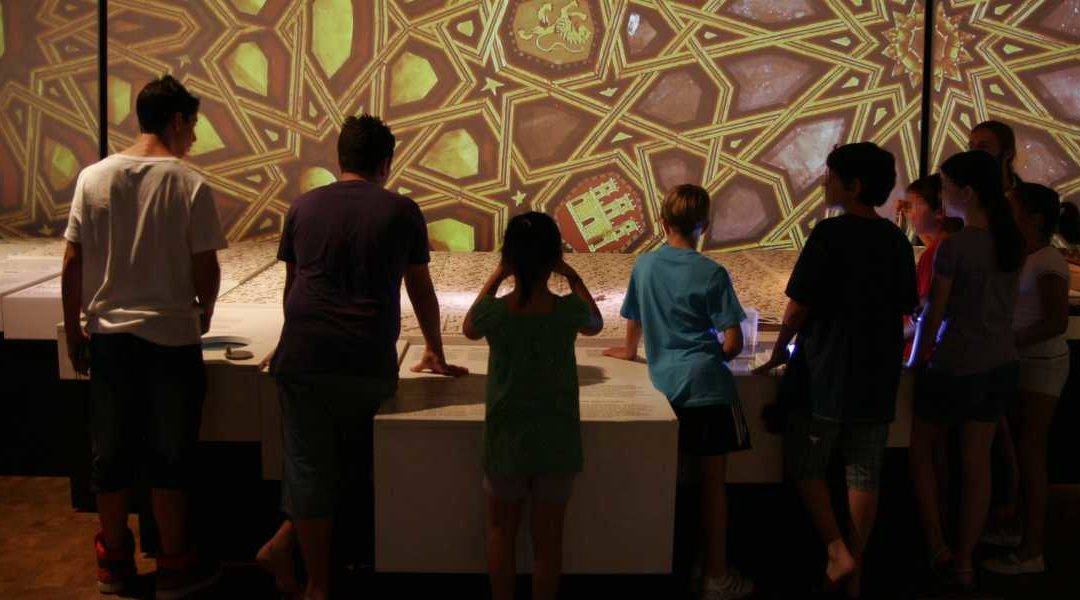 Grupo de niños asistiendo a una visita guiada en el Museo Memoria de Andalucía