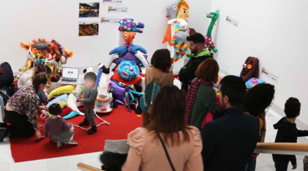 Micro-taller educativo interactivo realizado por las futuras docentes María Anguís y Alicia Carvajal, el día de la inauguración de la exposición ‘Entornos artísticos educativos’