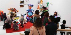 Arte, educación y robótica creativa como pedagogía para conocer y transmitir la cultura Micro-taller educativo interactivo realizado por las futuras docentes María Anguís y Alicia Carvajal, el día de la inauguración de la exposición ‘Entornos artísticos educativos’