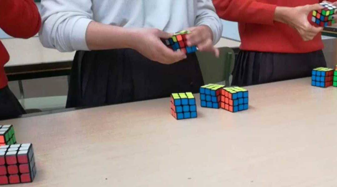 Niños con cubos de Rubik