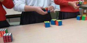 El Teatro CajaGranada acoge el I Torneo Escolar de Cubo de Rubik Niños con cubos de Rubik