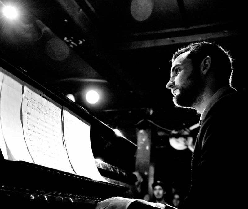 Mátyás Bartha en un piano