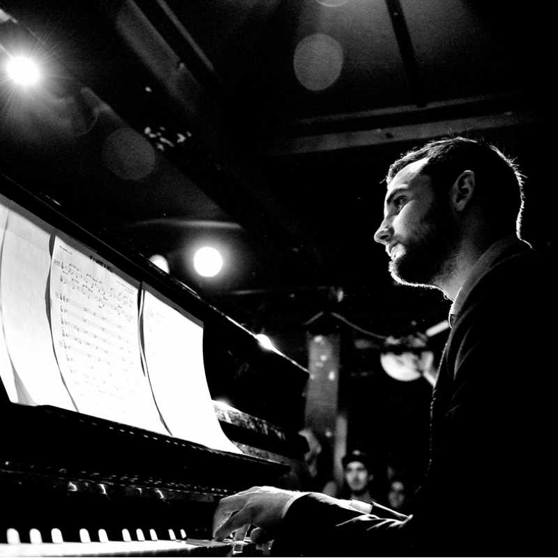 Mátyás Bartha en un piano