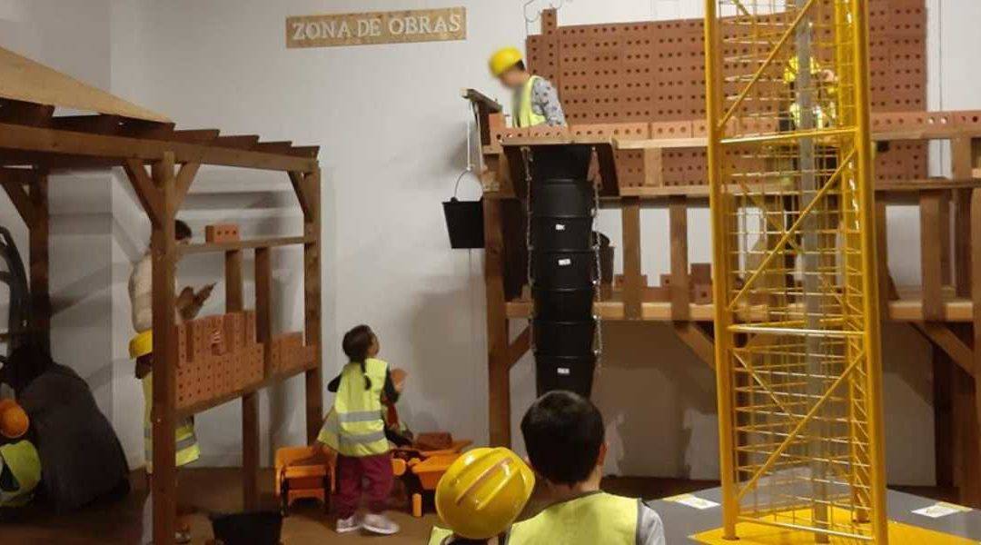 Varios niños participando de la actividad 'En construcción' del Museo Memoria de Andalucía