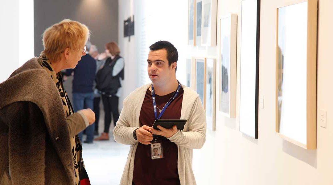 Miembro de la asociación Granadown explicando una obra de arte