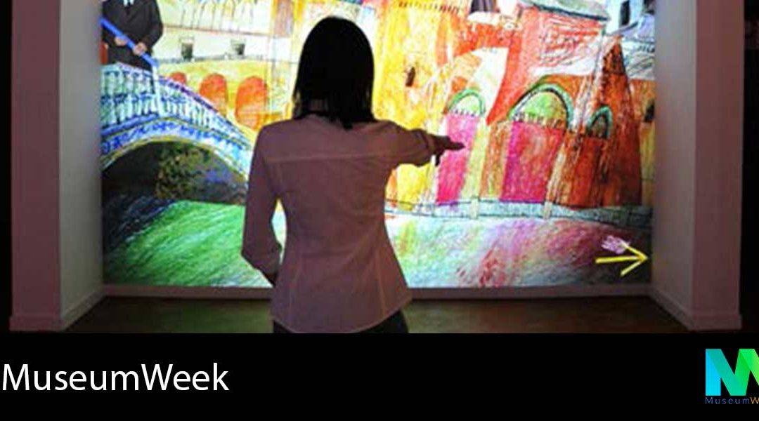 Persona ante una pantalla interactiva del Museo Memoria de Andalucía