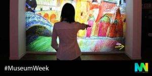 El Museo Memoria de Andalucía se suma a la celebración de Museum Week Persona ante una pantalla interactiva del Museo Memoria de Andalucía