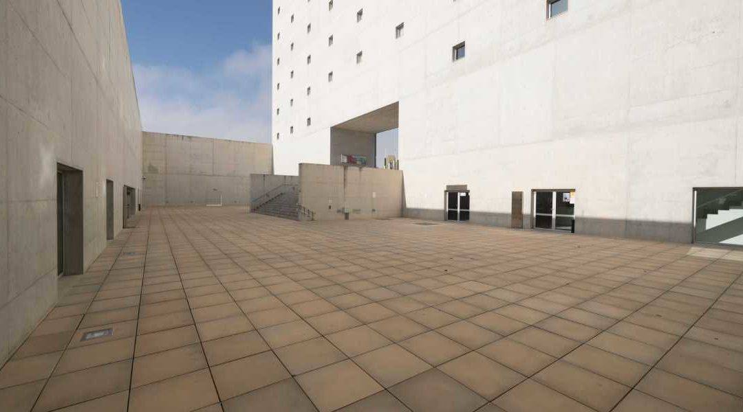 Plaza de las Culturas del Centro Cultural CajaGranada. Por su amplitud y espacio abierto al aire libre, la Plaza de las Culturas del Centro Cultural CajaGranada es un marco idóneo para celebrar actividades culturales con todas las garantías sanitarias.