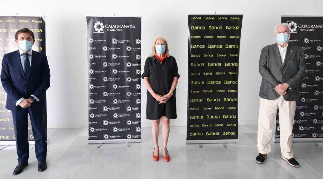 De izda. a drcha.: El director corporativo de la Territorial de Bankia en Andalucía, Joaquín Holgado; la presidenta de CajaGranada Fundación, María Elena Martín Vivaldi; y el director del Festival, Antonio Moral.