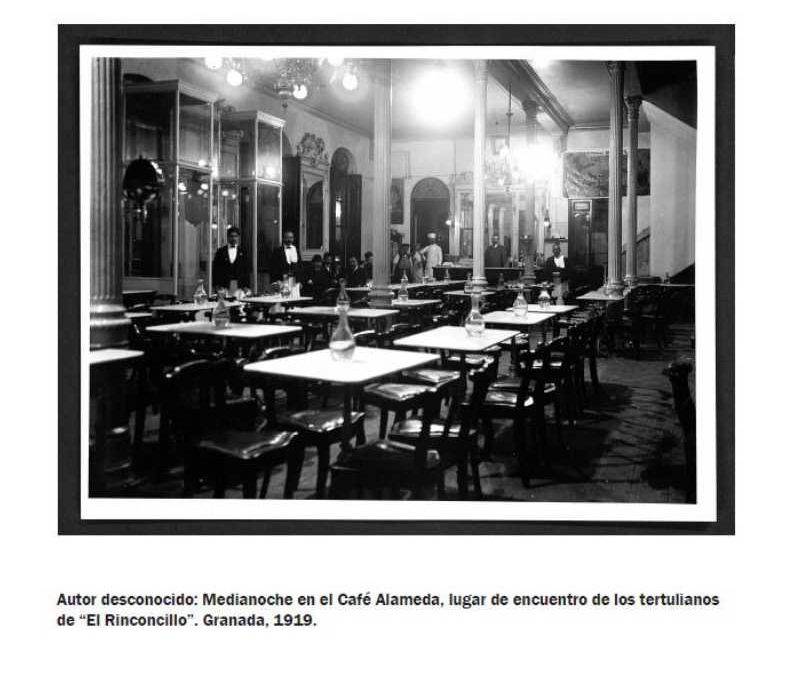 Fotografía. Autor desconocido: Medianoche en el Café Alameda, lugar de encuentro de los tertulianos de "El Rinconcillo". Granada. 1919