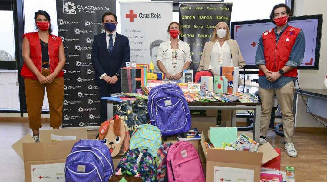 Joaquín Olgado, Eugenia Rodríguez-Bailón, Maria Elena Martín-Vivaldi y dos trabajadores de Cruz Roja junto al material escolar entregado