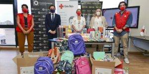 CajaGranada Fundación y Bankia, con las personas más necesitadas Joaquín Olgado, Eugenia Rodríguez-Bailón, Maria Elena Martín-Vivaldi y dos trabajadores de Cruz Roja junto al material escolar entregado