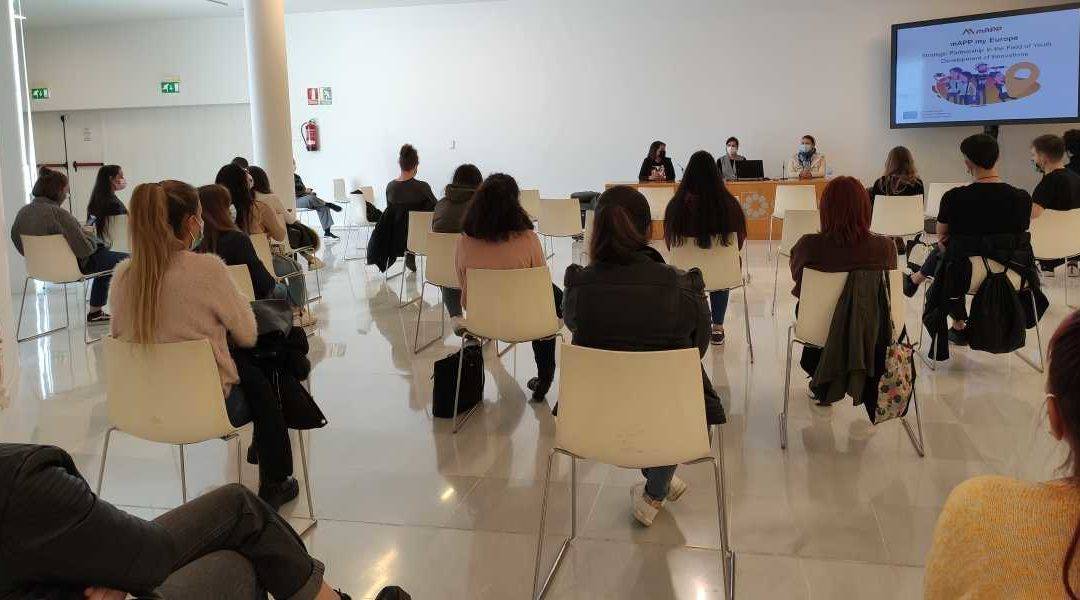 Grupo de alumnos asistiendo a la presentación de ‘The Non-Formal Cultural Heritage Education Book’