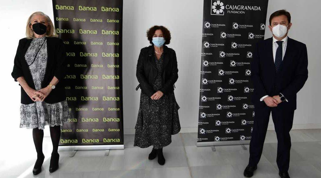 Foto (de izda. a dcha.): la presidenta de CajaGranada Fundación, María Elena Martín-Vivaldi; la rectora de la Universidad de Granada, Pilar Aranda; y el director corporativo de la Territorial de Bankia en Andalucía, Joaquín Holgado.
