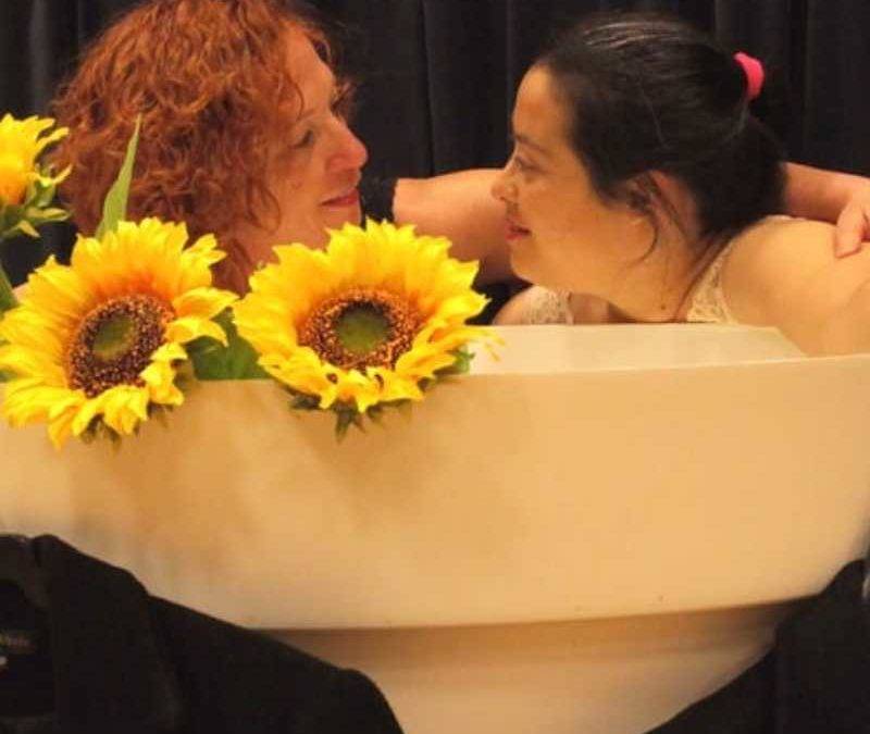 Dos mujeres mirándose