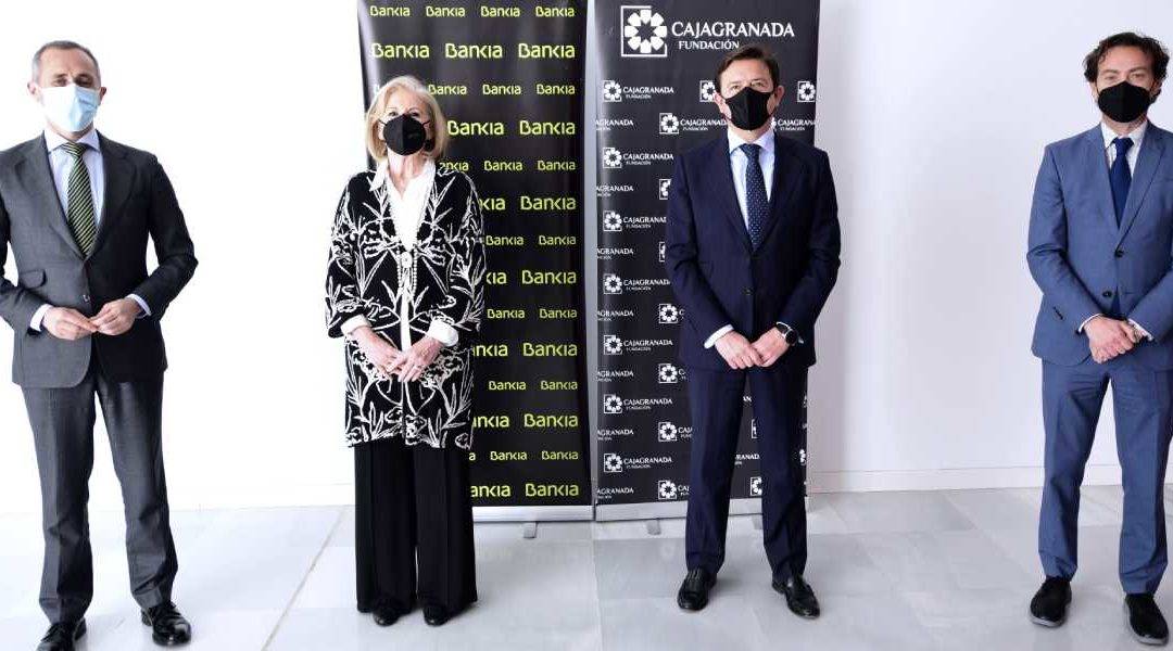 De izquierda a derecha: el coordinador de Comunicación y Relaciones Externas de Bankia en Andalucía, José Antonio González; la presidenta de CajaGranada Fundación, María Elena Martín-Vivaldi; el director corporativo de la Territorial de Bankia en Andalucía, Joaquín Holgado; y el director-gerente de CajaGranada Fundación, Fernando Bueno.