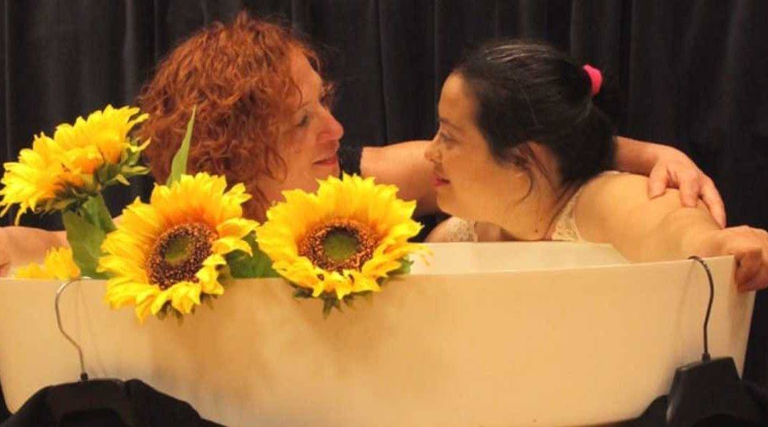 Dos actrices interpretando una escena de la obra 'Mujeres semilla'