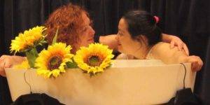 Mujeres semilla Dos actrices interpretando una escena de la obra 'Mujeres semilla'