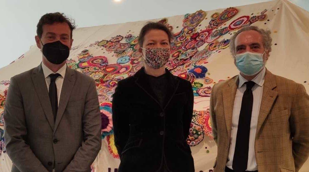 De izquierda a derecha: El director de CajaGranada Fundación, Fernando Bueno; la artista Kate Daudy; y el director de la Asociación AIDA, Javier Gila.