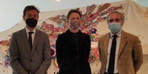 El Centro Cultural CajaGranada acoge la exposición ‘Tienda de Refugiados’, de la Asociación AIDA De izquierda a derecha: El director de CajaGranada Fundación, Fernando Bueno; la artista Kate Daudy; y el director de la Asociación AIDA, Javier Gila.