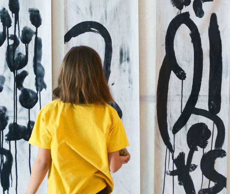 Niña contemplando una obra