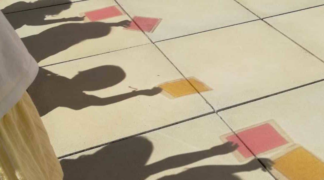 Sombras de niños participando en una actividad del Museo Memoria de Andalucía