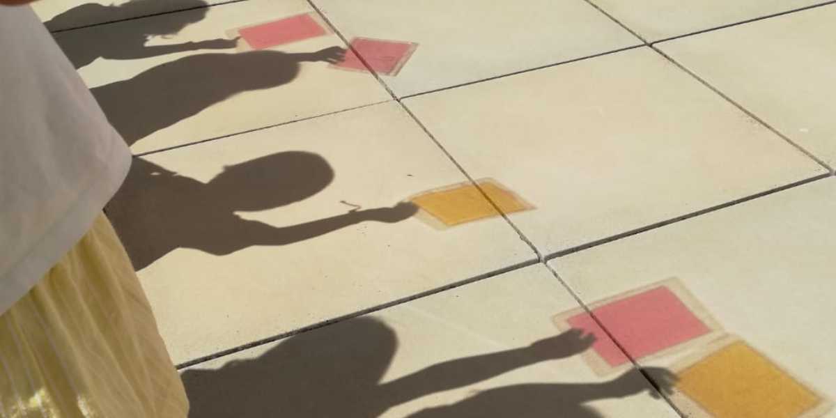 Sombras de niños participando en una actividad del Museo Memoria de Andalucía