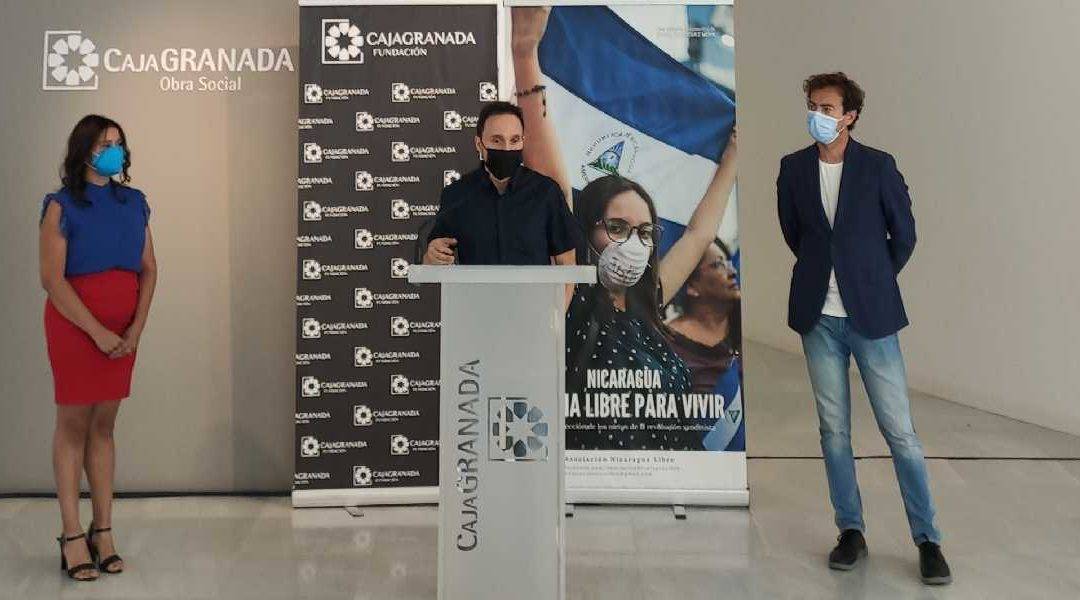 De izquierda a derecha: la periodista nicaragüense, Marling Balmaceda; el director del documental, Daniel Rodríguez Moya; y el director de CajaGranada Fundación, Fernando Bueno.