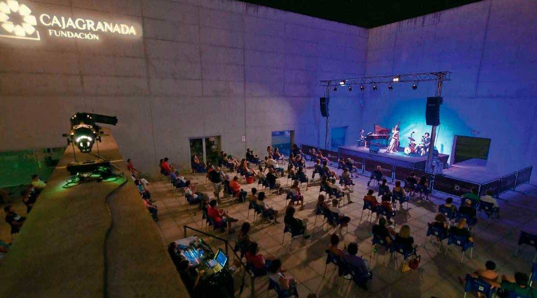Vista de la Plaza de las Culturas con Público
