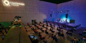 Vuelven las noches de cine y de jazz en directo a la Plaza de las Culturas del Centro Cultural CajaGranada Vista de la Plaza de las Culturas con Público