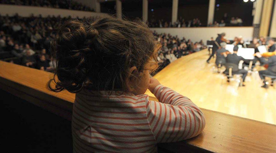 Niña viendo un concierto