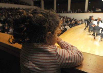 CajaGranada Fundación, CaixaBank y la Orquesta Ciudad de Granada intercambian música por material escolar