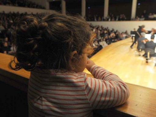 CajaGranada Fundación, CaixaBank y la Orquesta Ciudad de Granada intercambian música por material escolar