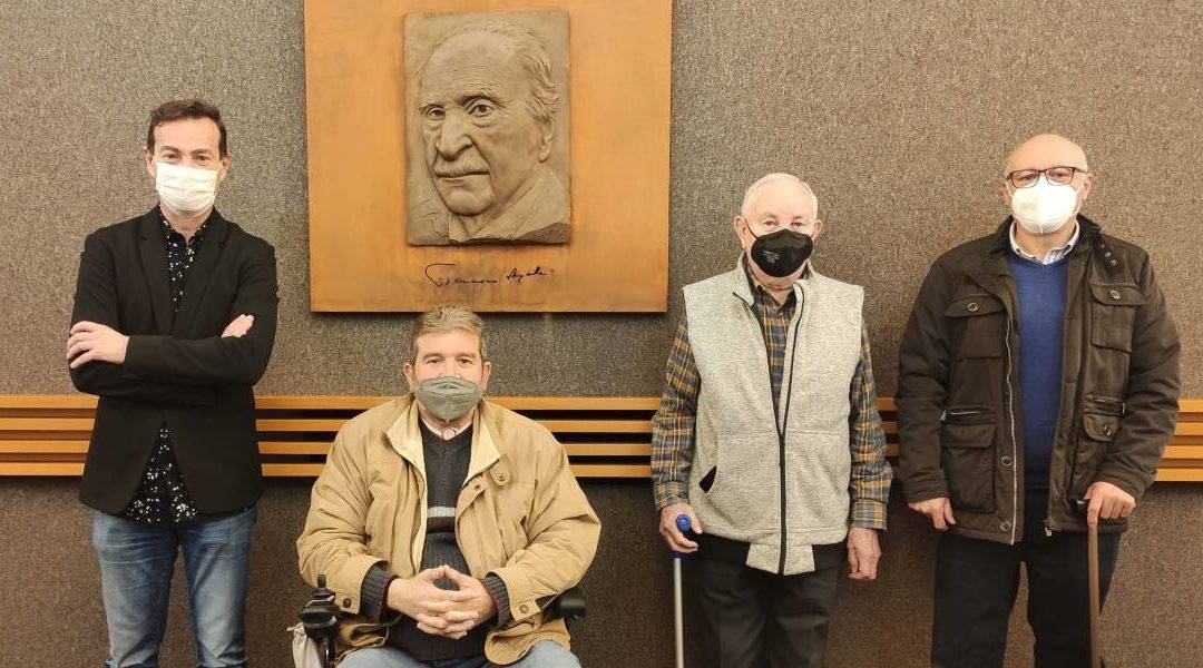 Foto de familia de la firma del acuerdo entre Aspaym y CajaGranada Fundación