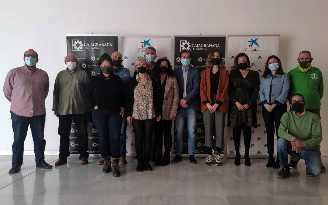 Foto de familia de las entidades beneficiarias de la II Convocatoria de Medioambiente deCaixaBank y CajaGranada Fundación