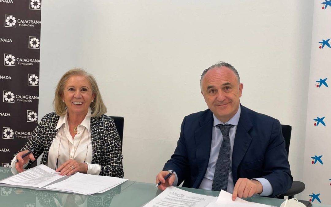 La presidenta de CajaGranada Fundación, María Elena Martín-Vivaldi y el director de la Territorial de CaixaBank en Andalucía Oriental, Juan Ignacio Zafra