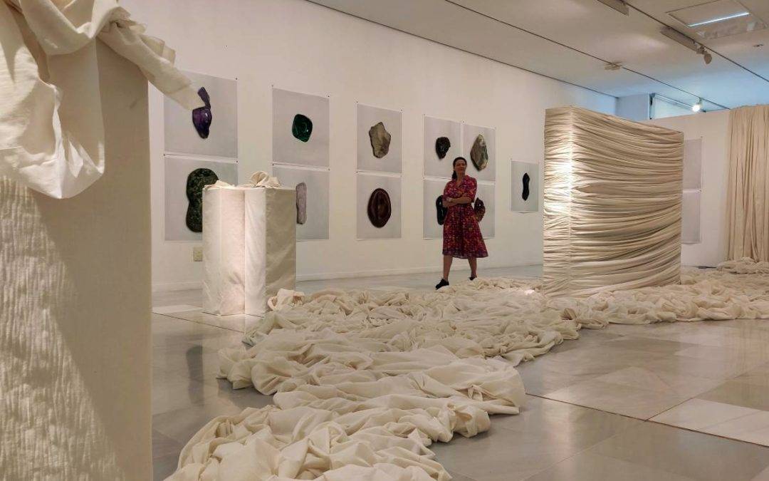 La artista Kate Daudy paseando por la exposición ‘Mi blancor almidonado’