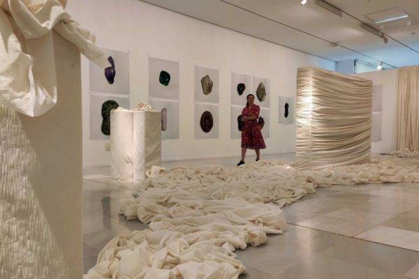 La exposición de la artista británica Kate Daudy ‘Mi blancor almidonado’ abre sus puertas en el Centro Cultural CajaGranada
