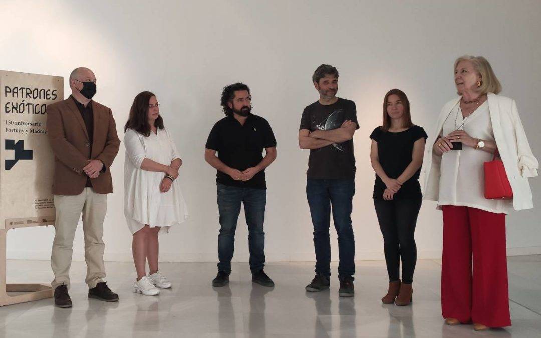 Foto de familia de la presentación del proyecto 'El Fabricante' y de la exposición ‘Patrones exóticos’