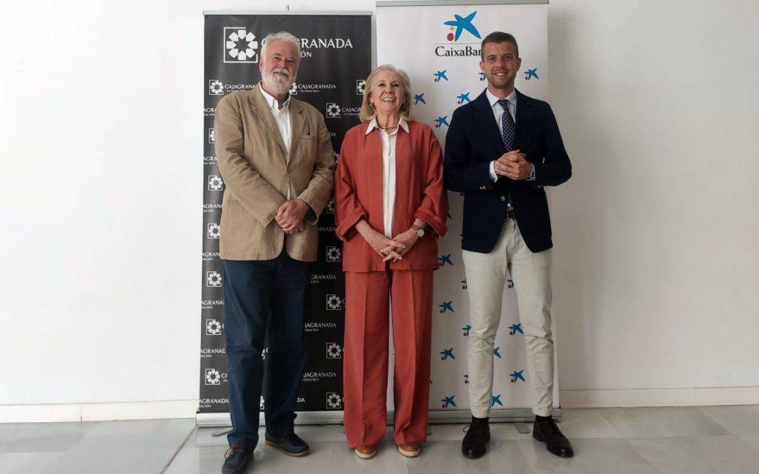En la imagen de izquierda a derecha: el director del Festival Internacional de Música y Danza de Granada, Antonio Moral; la presidenta de CajaGranada Fundación, María Elena Martín-Vivaldi; y el director del Área de Negocio de CaixaBank en Granada Capital Norte, Javier Rivas