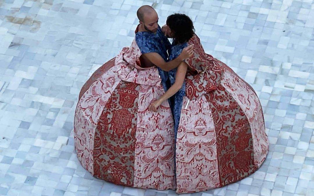 Dos bailarines usando los vestidos del proyecto 'Germinar / Amar / Hogar'